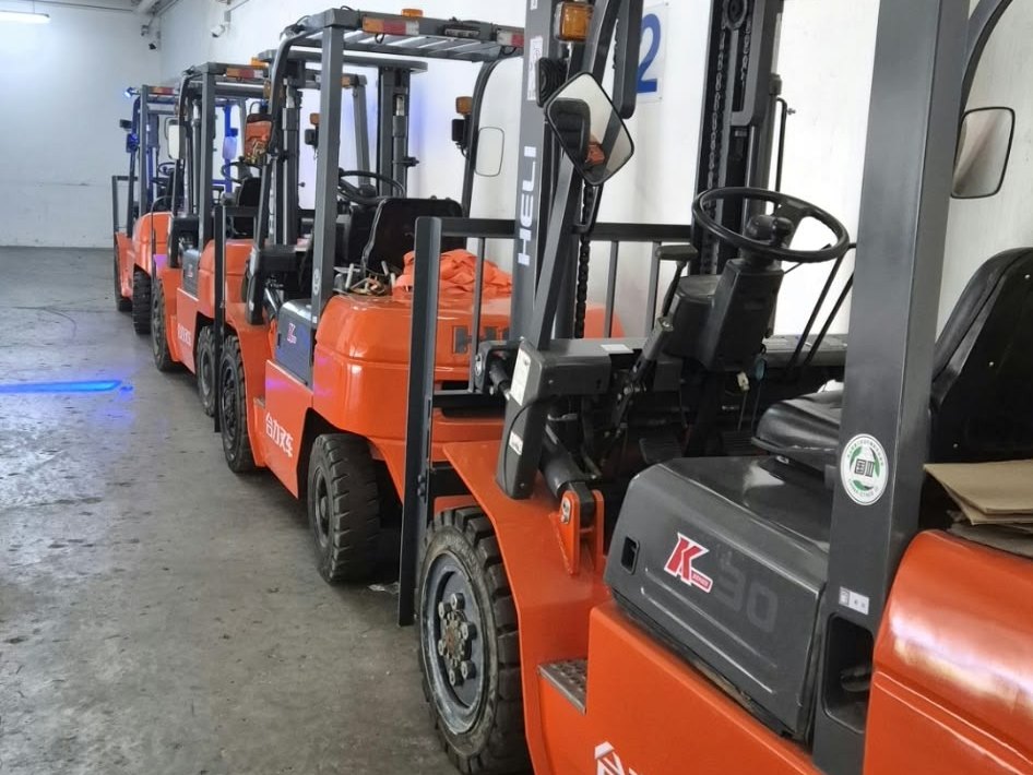Heli diesel forklifts in the workshop