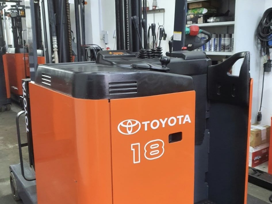 Toyota 18 reach truck after overhaul