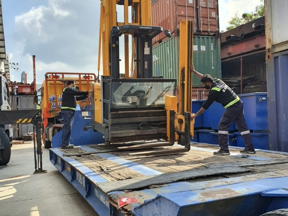 Reach truck on a low-loader trailer