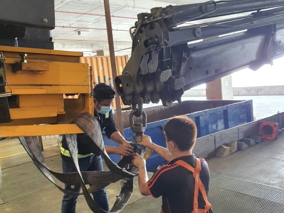 Rigging crew attaching lifting gear