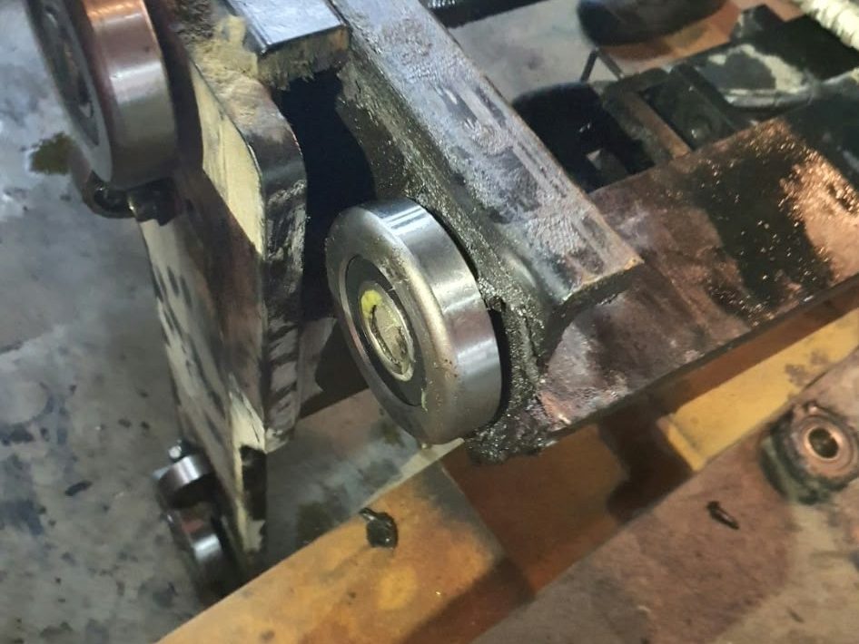 Mast roller and chain inspection