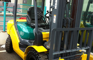 Komatsu FD30-16 — Diesel forklift available from Merah Engineering Singapore