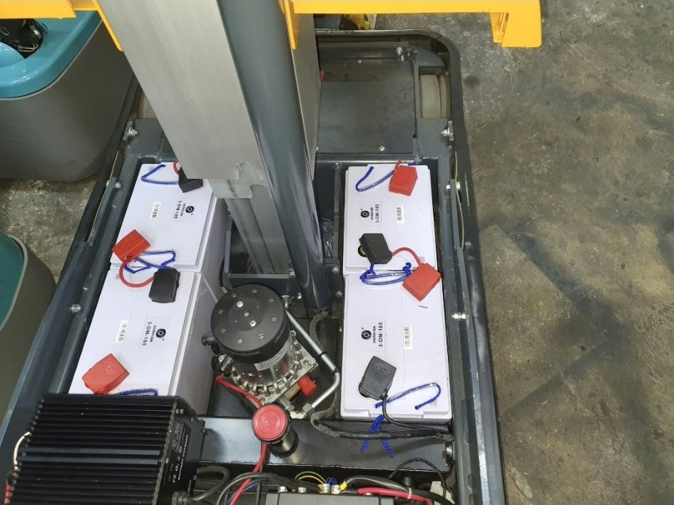 Traction battery compartment of an electric truck