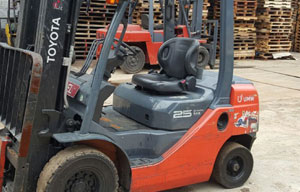 Toyota 8FD25 — Diesel forklift available from Merah Engineering Singapore