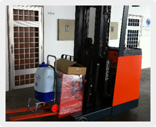 Warehouse reach truck